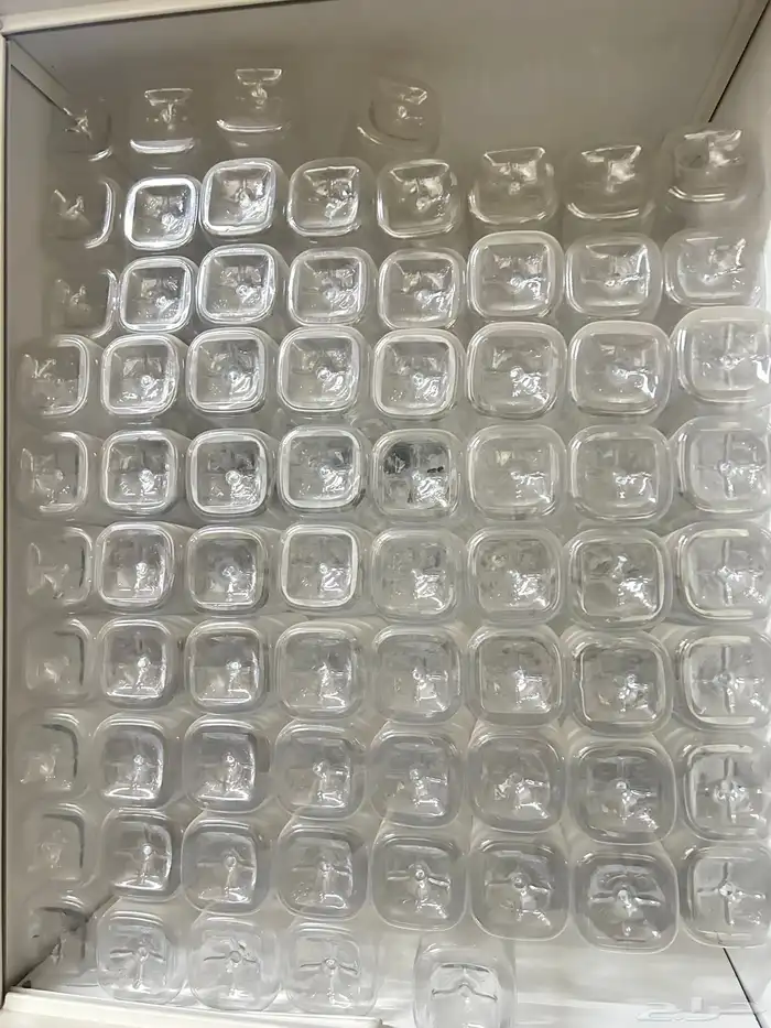 كمية قوارير بلاستيك مع اغطيتها حجمين مختلفة 3