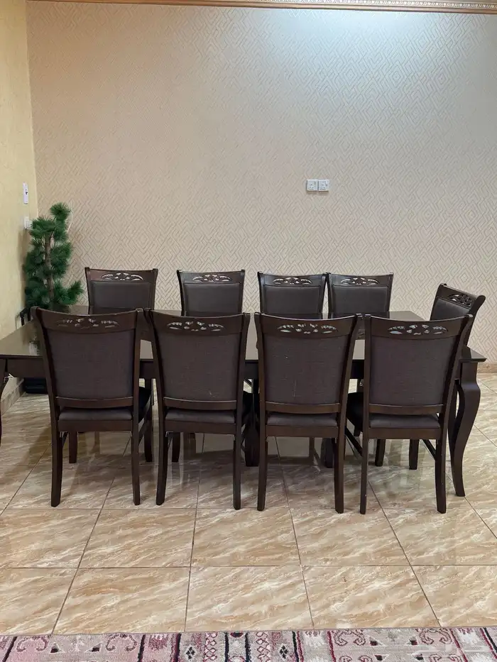 طاولة طعام مكونه من 9 كراسي 0