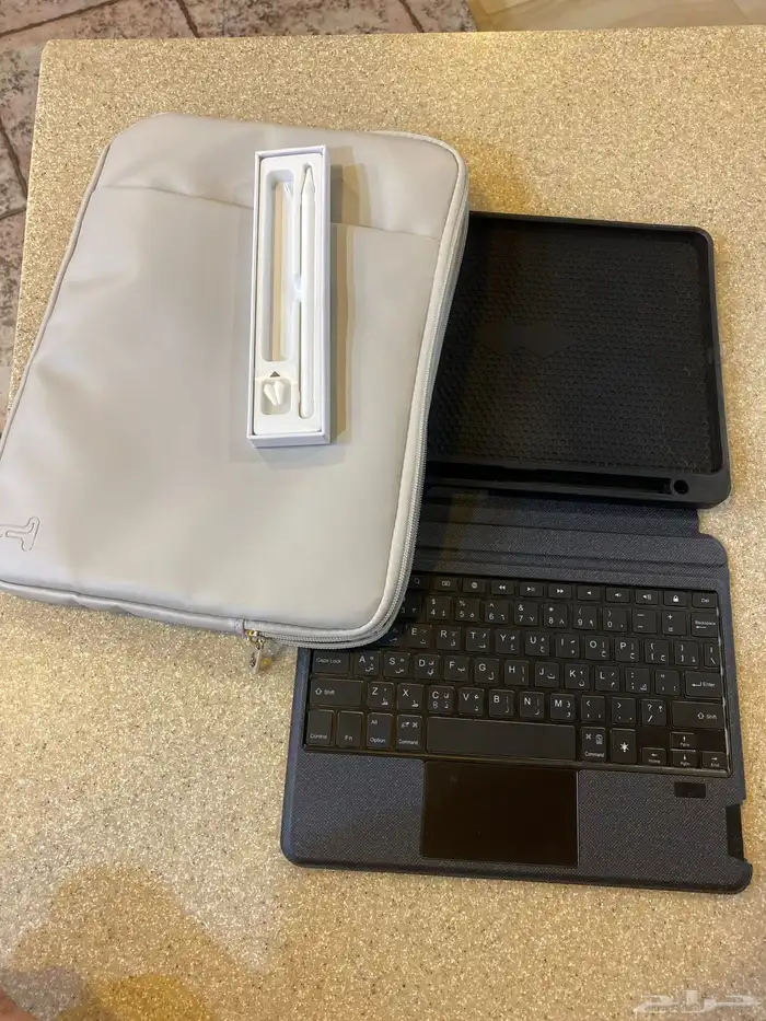 للبيع  كيبورد   قلم   شنطة iPad بحالة ممتازة وما استخدمو 0