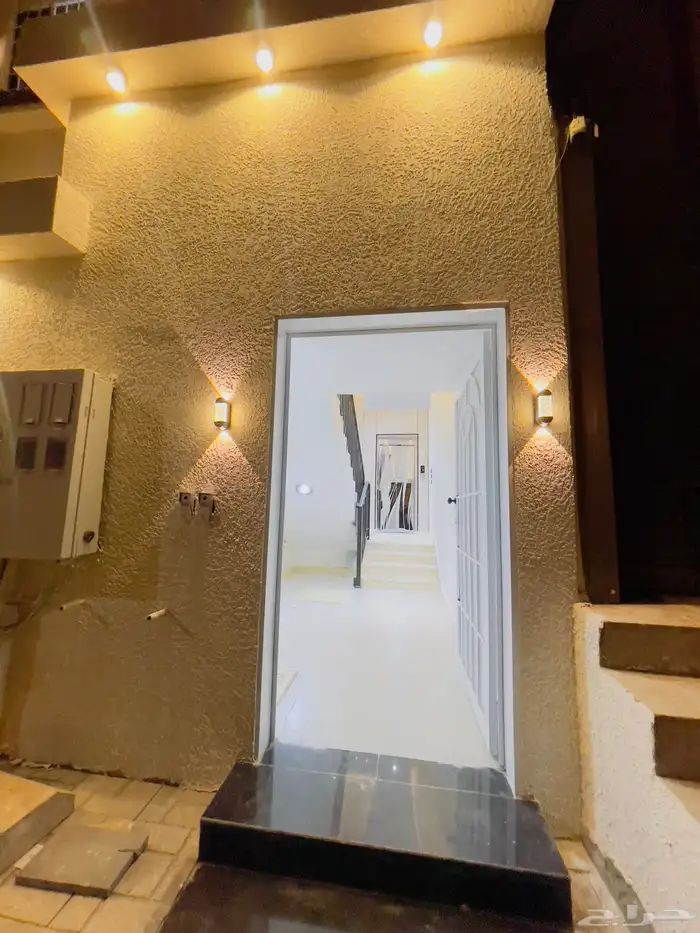 للبيع شقق ارضي بحوش و شقق علوي مع سطح حي الموسى 20