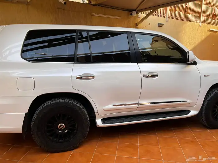 جيب لكزس سعودي فل كامل LX570 2011 10