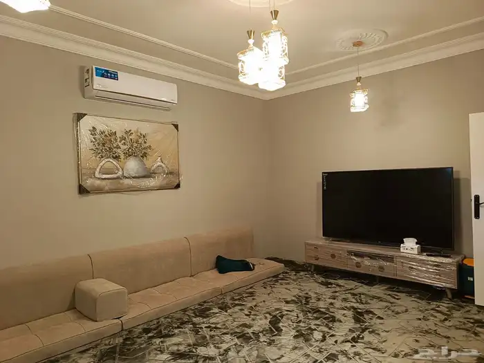غرفة نوم بحاله ممتازه شبه جديده ومجلس عربي ومساند 8