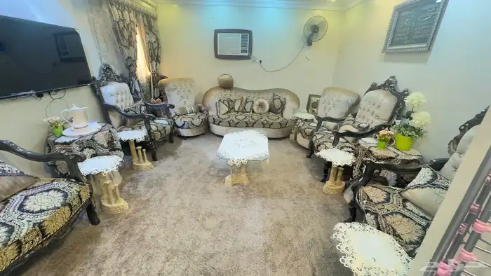 كنب تركي نظيف ومستعمل سنه فقط مجلس كامل مع طاوله طعام 2500 2