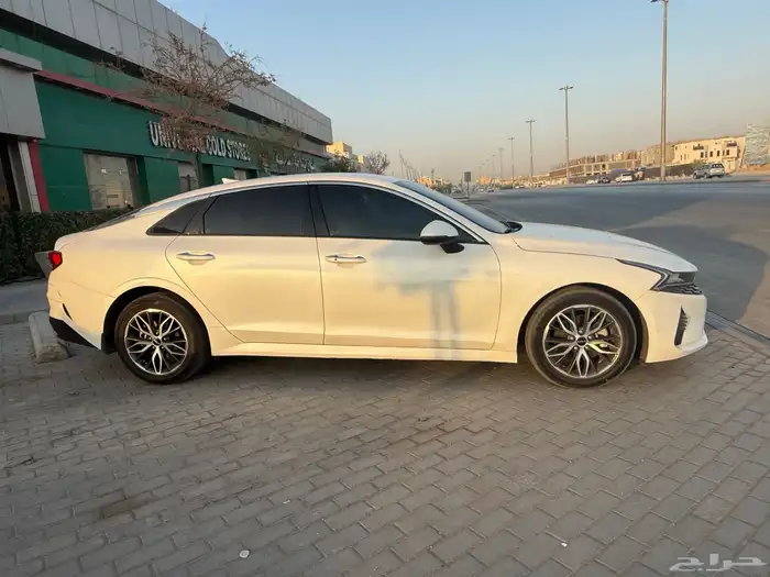 للبيع كي 5 2023 2