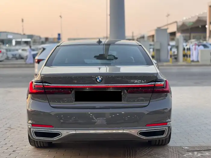 بي ام دبليو 2022 الفئة السابعة باللون الرمادي 9