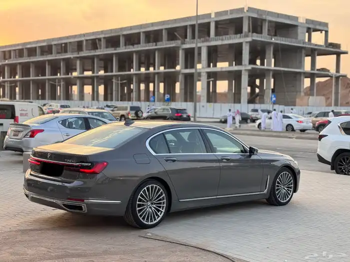 بي ام دبليو 2022 الفئة السابعة باللون الرمادي 7