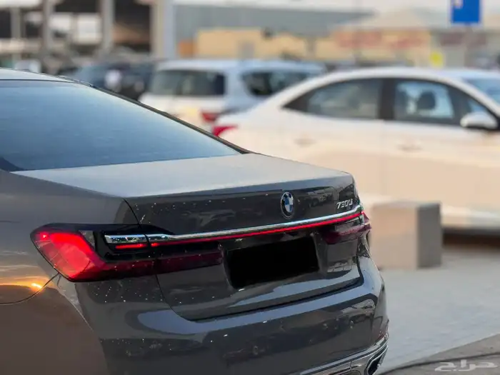 بي ام دبليو 2022 الفئة السابعة باللون الرمادي 11