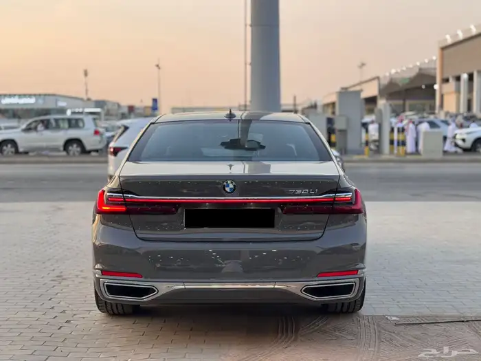 بي ام دبليو 2022 الفئة السابعة باللون الرمادي 8