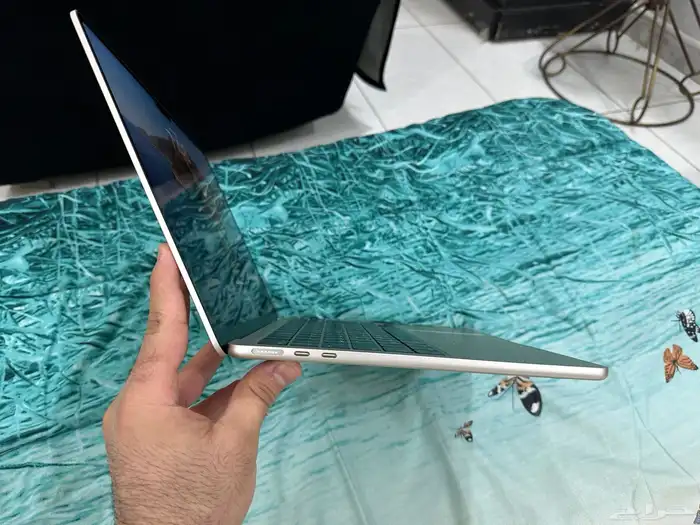 ماك بوك Air M2 شبه جديد مع كامل مع كامل أغراضه للبيع 3