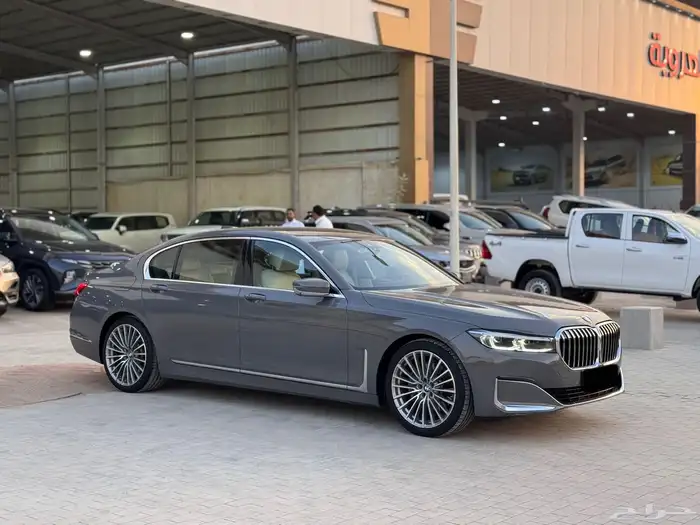 بي ام دبليو 2022 الفئة السابعة باللون الرمادي 6