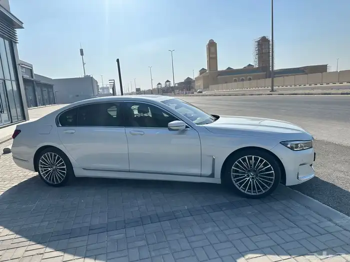بى ام 730 2022 1