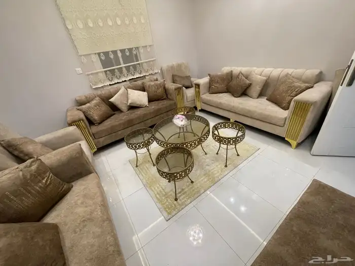 للبيع مجلس بالكامل طقم كنب مع الستاره والطاولات 0