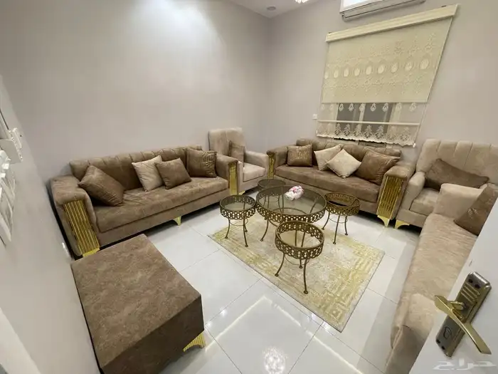 للبيع مجلس بالكامل طقم كنب مع الستاره والطاولات 1