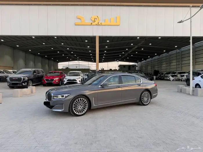 بي ام دبليو 2022 الفئة السابعة باللون الرمادي 0