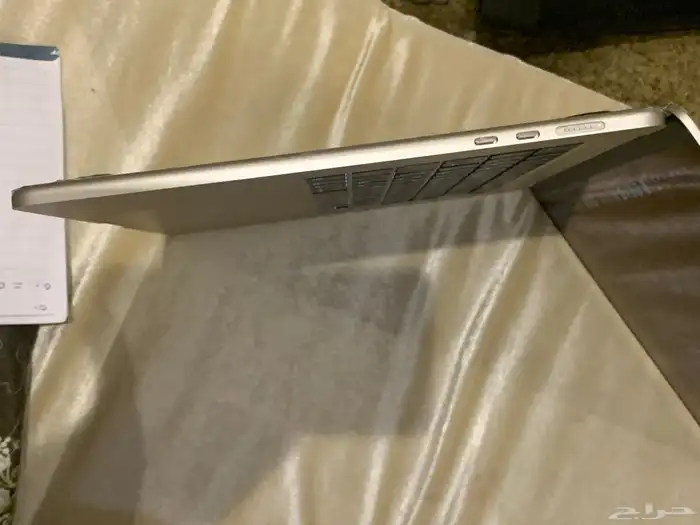 MacBook Air  ذهبي  إصدار 15.02024  ذاكره 8 7