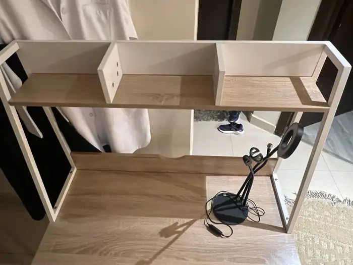 طاوله مكتب سوني و طاوله كبيره و 6 خدمات معها 2