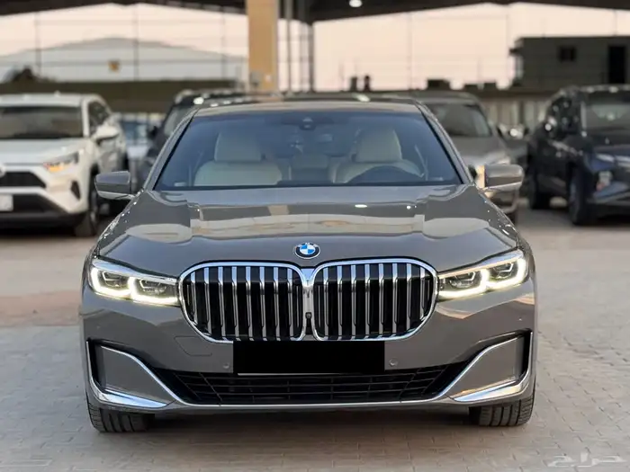 بي ام دبليو 2022 الفئة السابعة باللون الرمادي 4