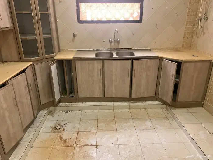 مطبخ المنيوم على شكل حرف L مقاسه تقريبا 4 4 او ينقص قليلا 0