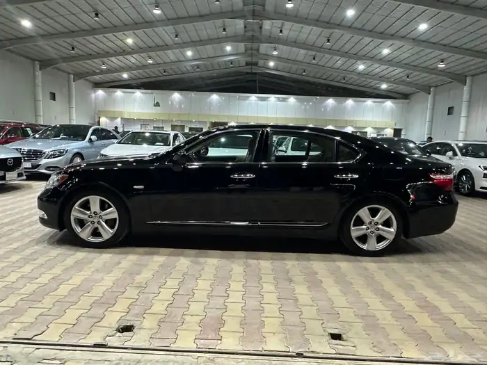 لكزس LS 460 موديل 2009 فل كامل ممشى قليل جدا 3