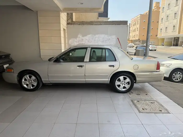فورد كراون فكتوريا 2010 سعودي ممشى قليل للبيع 1