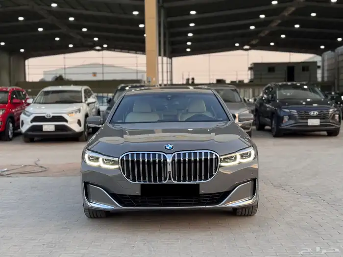 بي ام دبليو 2022 الفئة السابعة باللون الرمادي 3