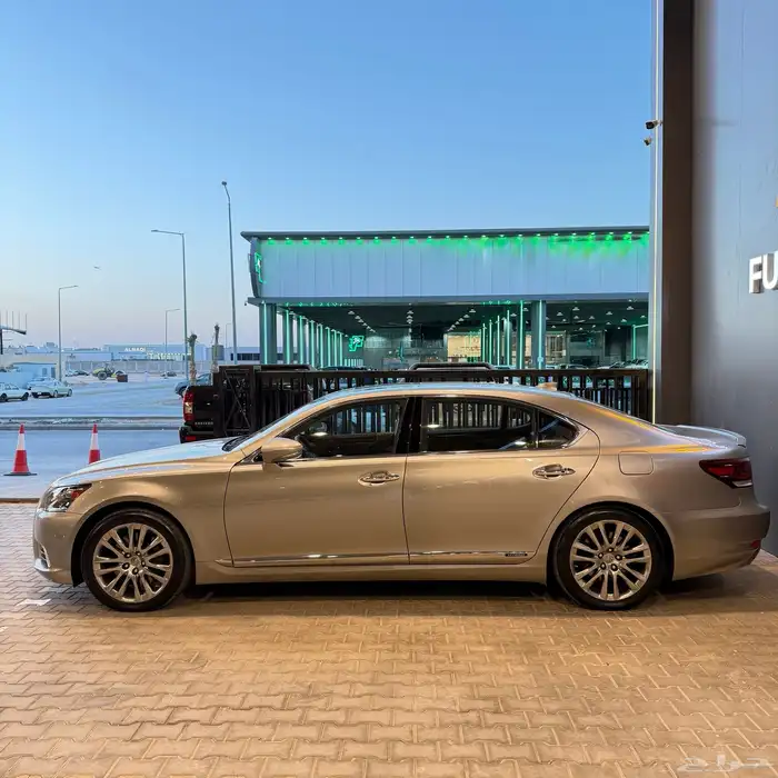 لكزس LS 600 HL موديل 2015 3