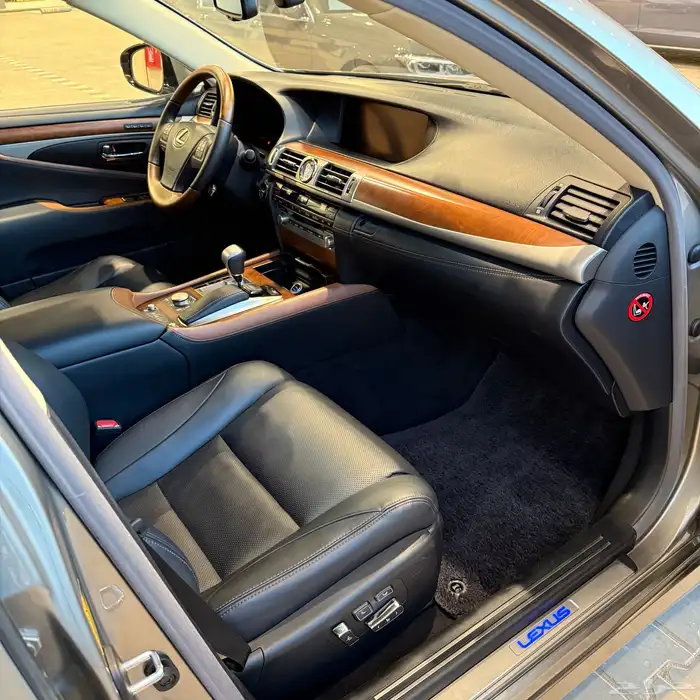 لكزس LS 600 HL موديل 2015 7