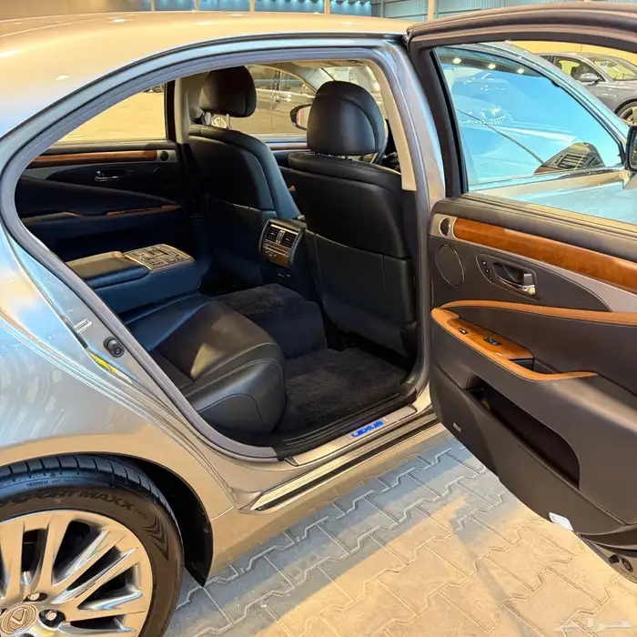 لكزس LS 600 HL موديل 2015 8