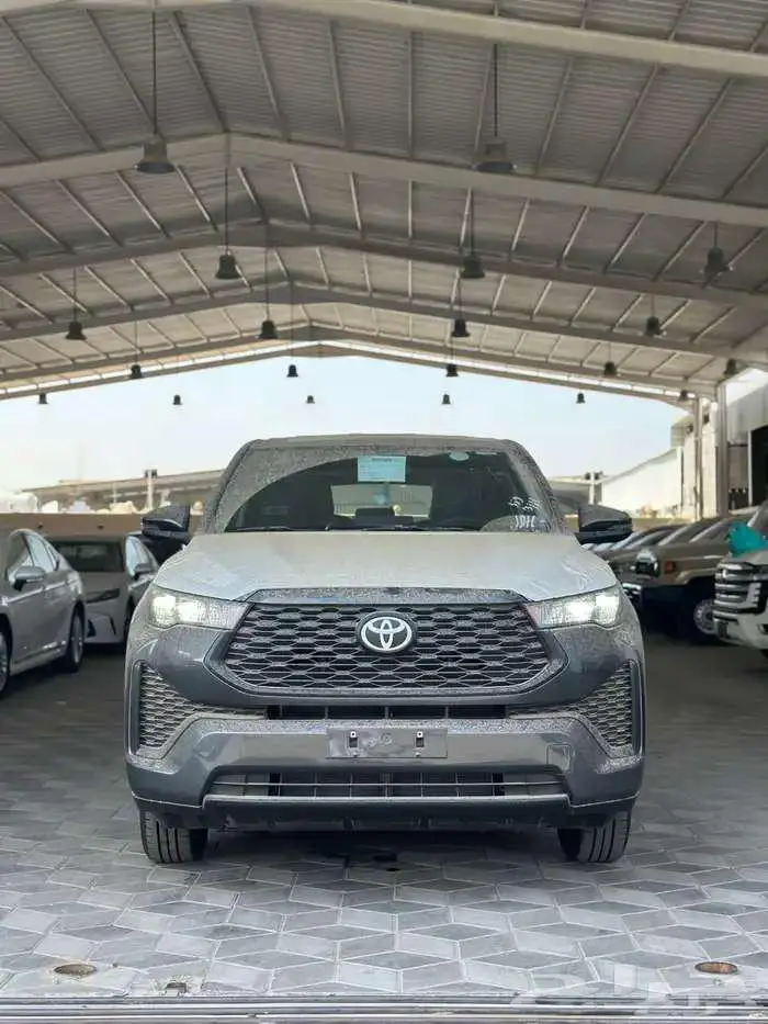تويوتا انوفا بنزين GL استاندر موديل 2025 الوان رصاصي غامق 2