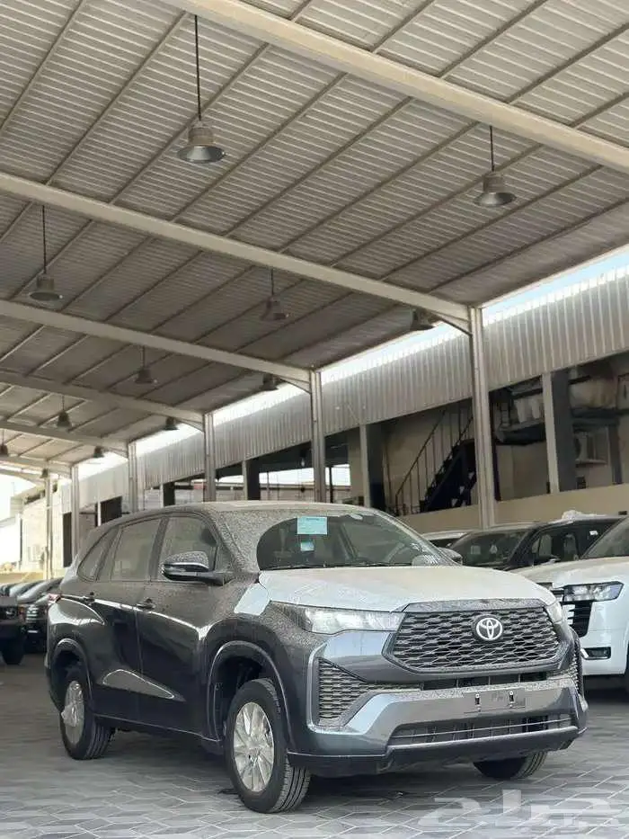 تويوتا انوفا بنزين GL استاندر موديل 2025 الوان رصاصي غامق 3