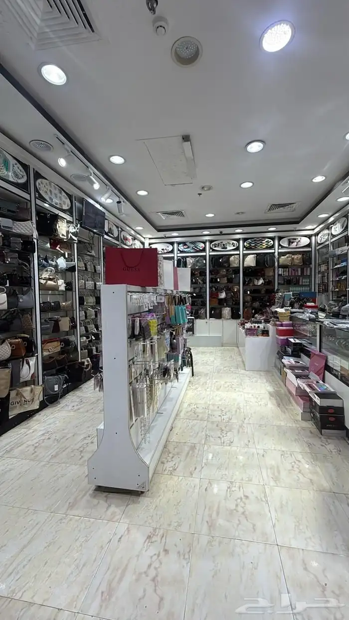 محل للتقبيل في السلام مول في الدور الاول 0