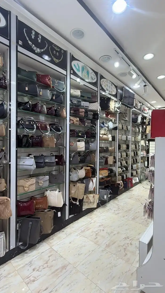 محل للتقبيل في السلام مول في الدور الاول 2