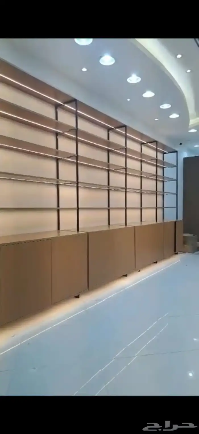 للبيع رفوف مع دواليب تخزين   طاولة كاشير 1