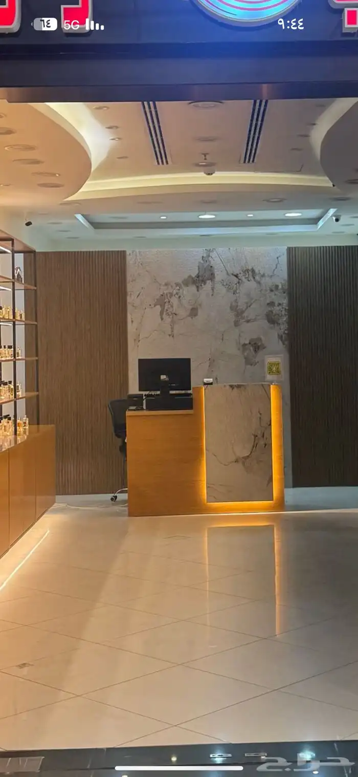 للبيع رفوف مع دواليب تخزين   طاولة كاشير 2