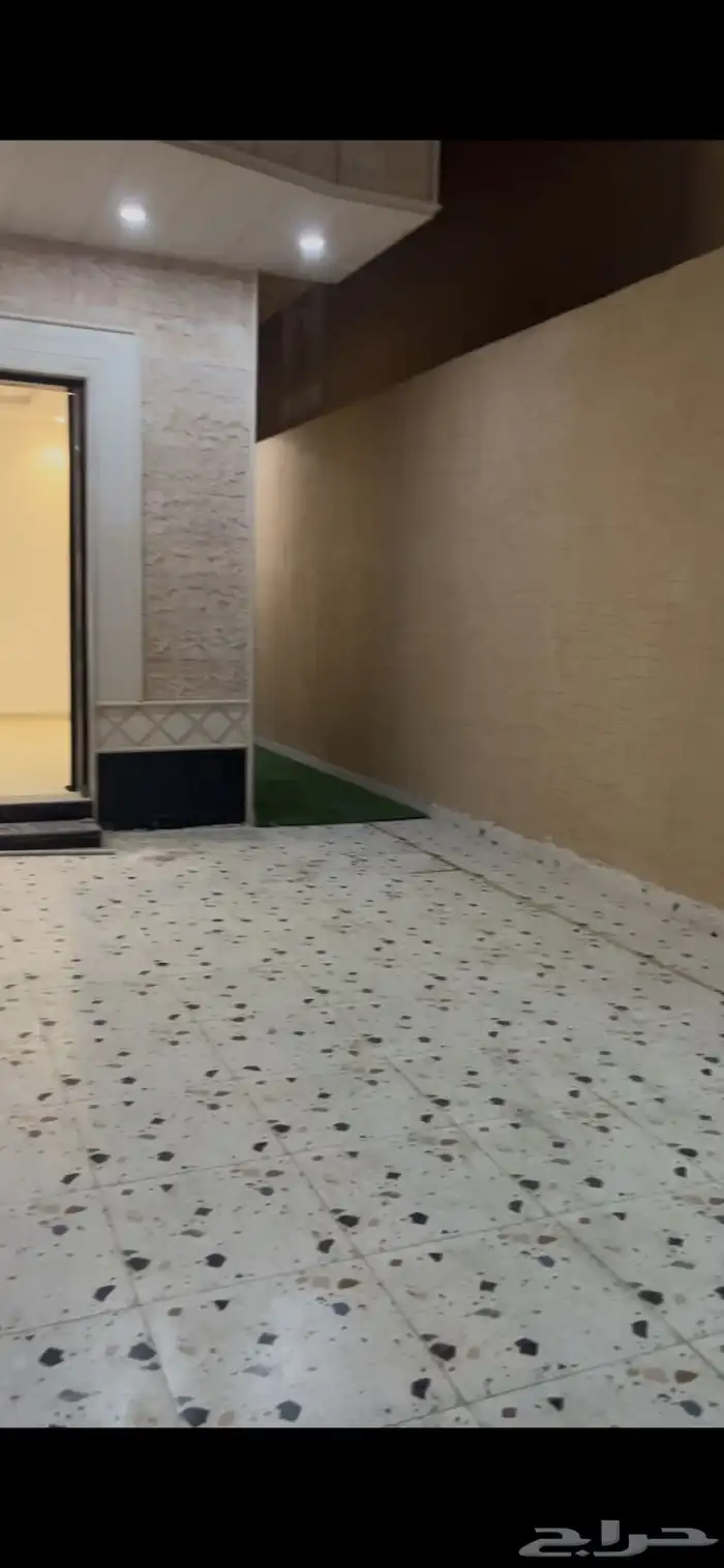 فلة درج داخلي يوجد بها 6 سبلت ومطبخ 2