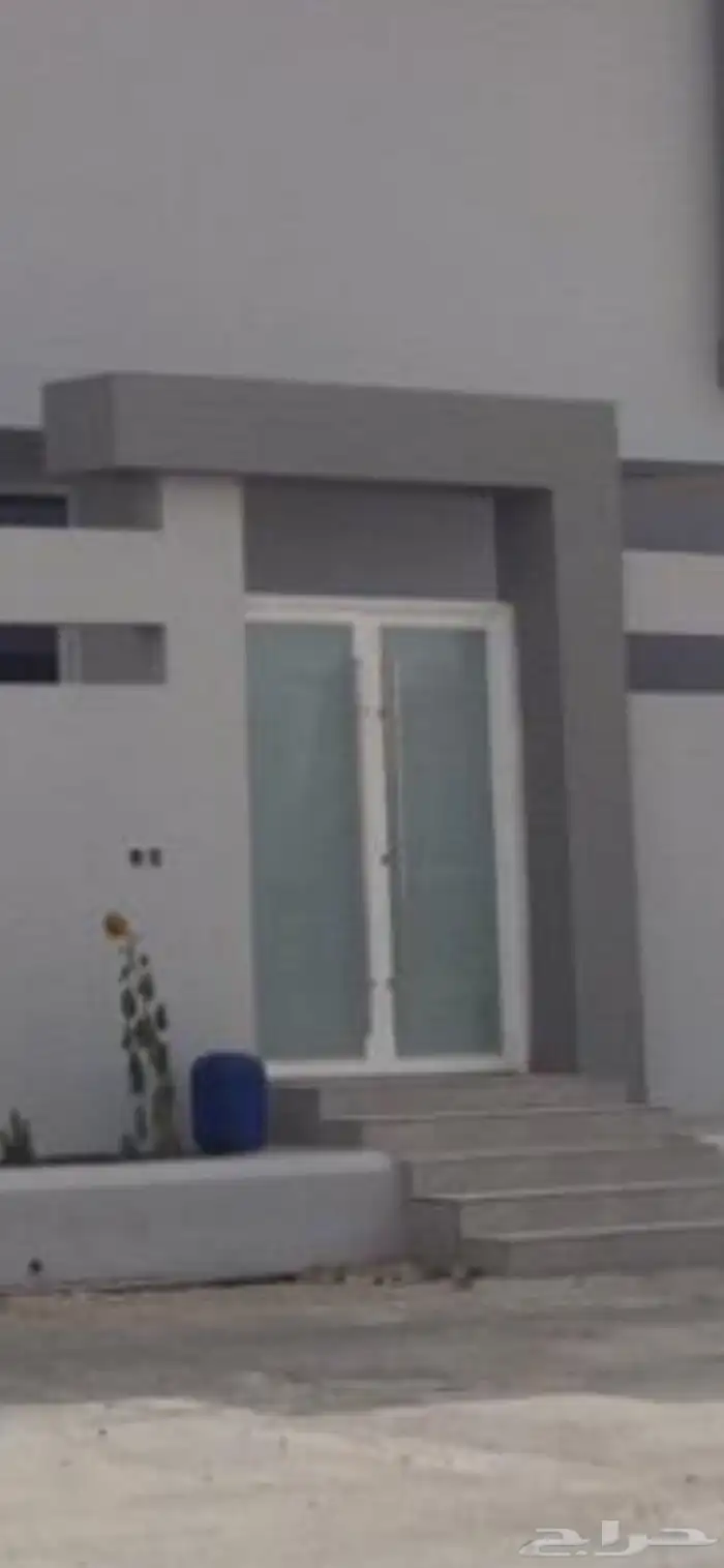 للبيع باب شارع مع ملحقاته 0