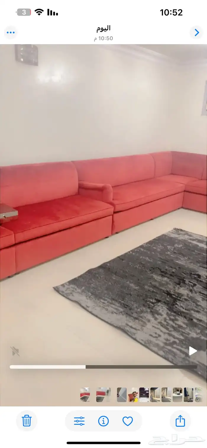 كنب نظيف مع زولية وطاولات خدمة 1