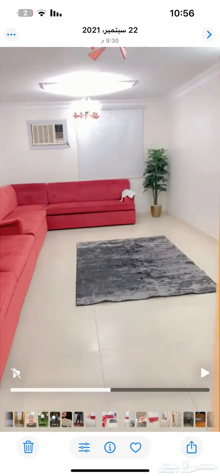 كنب نظيف مع زولية وطاولات خدمة 0