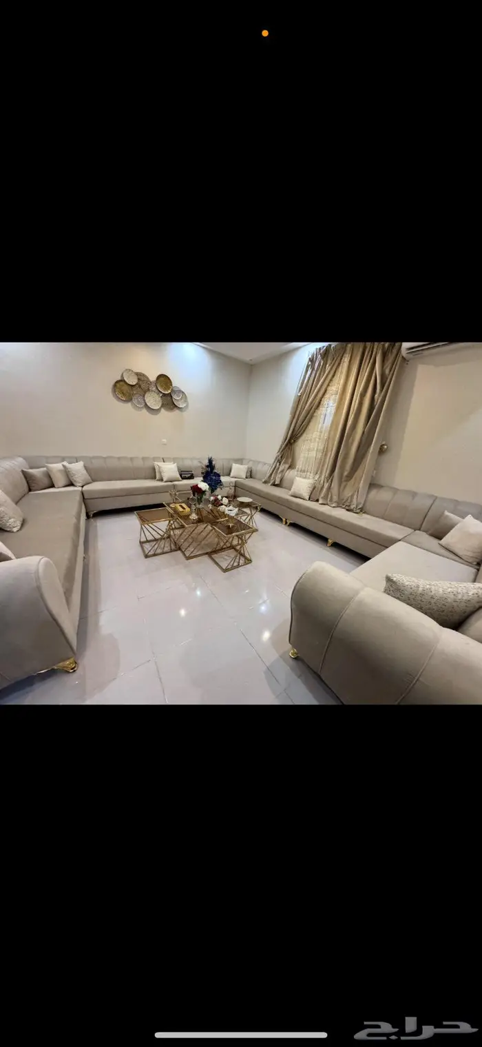 كنب مع طاولاته مع ستارته 0