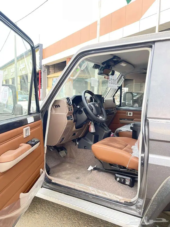 جيب مصندق رفرف رمادي بنزين موديل 2025 فل كامل 3