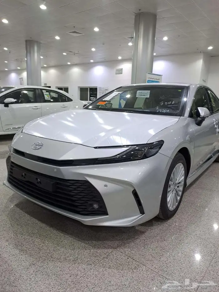 كامري LE بنزين لون فضي 2025 1
