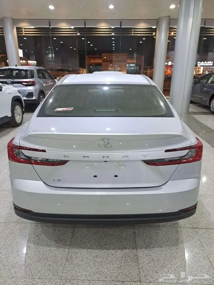 كامري LE بنزين لون فضي 2025 4