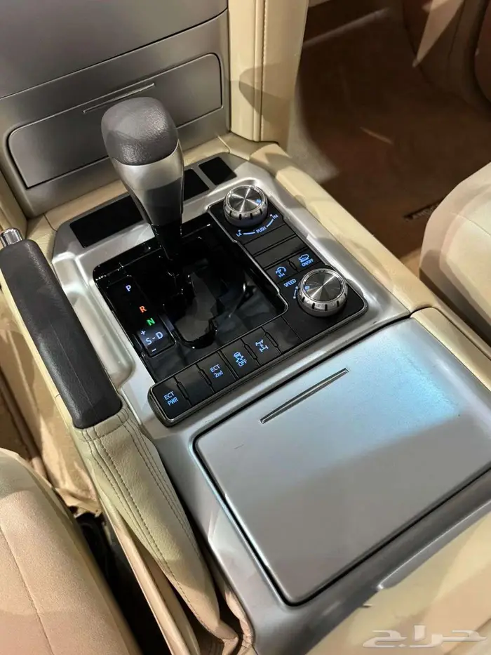 للبيع جيب لاندكروزر GXR-3 2017 سعودي عداد قليل V8 ( مخززنه ) 38