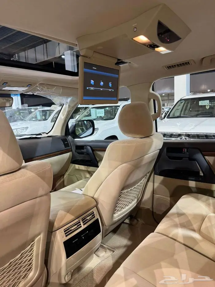 للبيع جيب لاندكروزر GXR-3 2017 سعودي عداد قليل V8 ( مخززنه ) 50