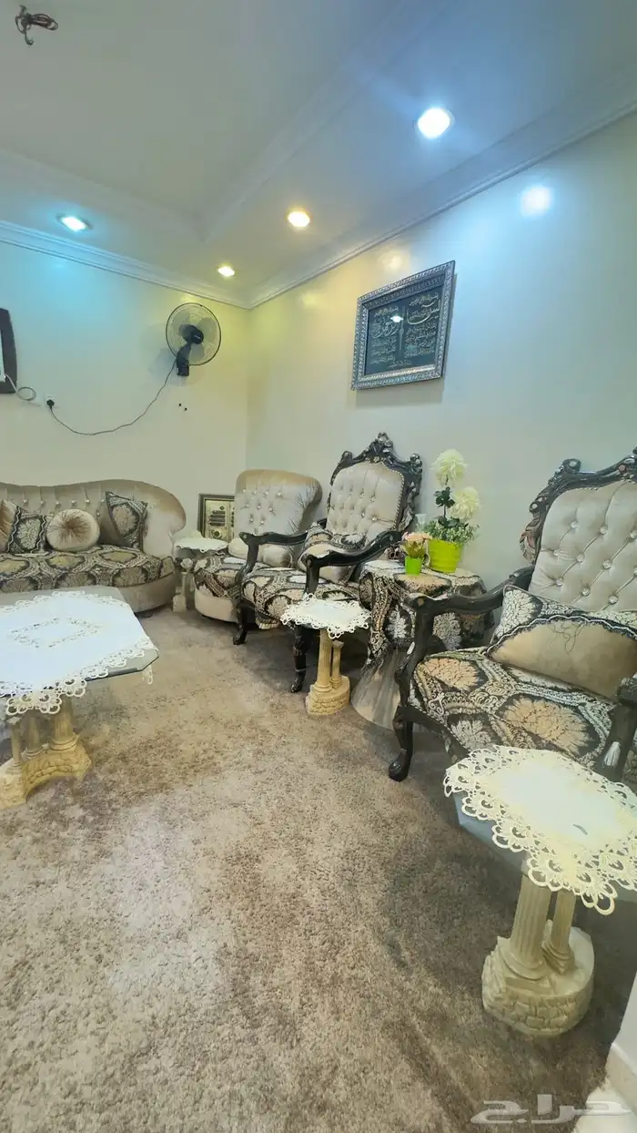 كنب تركي نظيف ومستعمل سنه فقط مجلس كامل مع طاوله طعام 2500 3