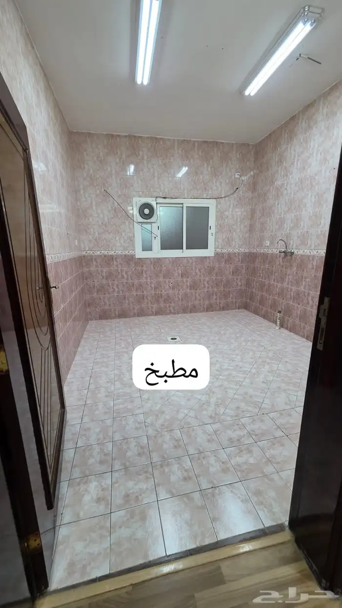 شقة للإيجار ثلاث غرف وصالة خلف أسواق المزرعة 5