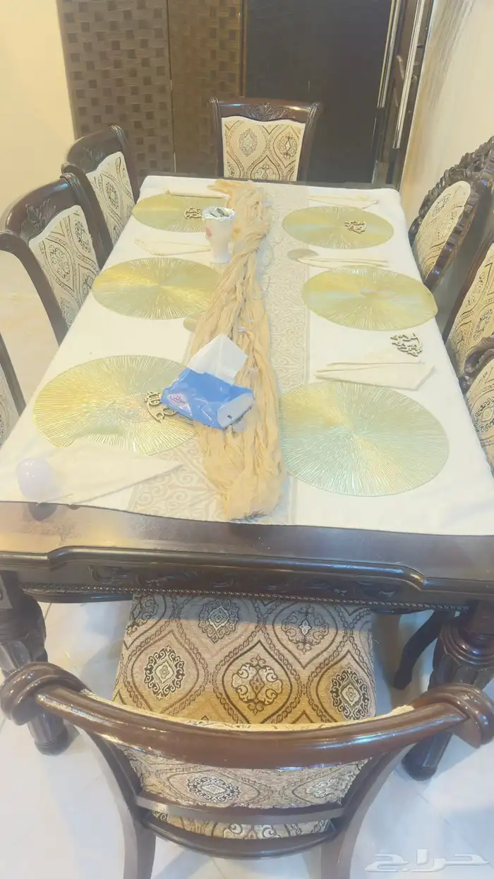 كنب تركي نظيف ومستعمل سنه فقط مجلس كامل مع طاوله طعام 2500 0