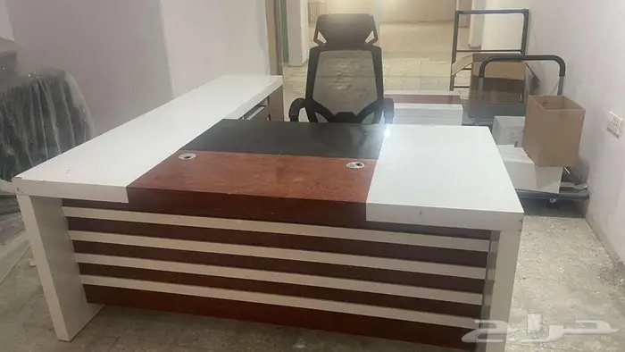 مكتب جاهز نظيف للبيع 1