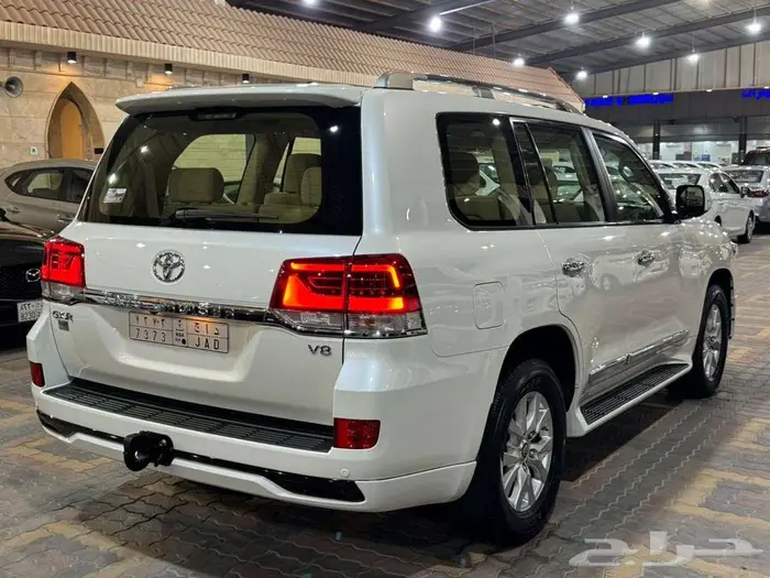 للبيع جيب لاندكروزر GXR-3 2017 سعودي عداد قليل V8 ( مخززنه ) 13