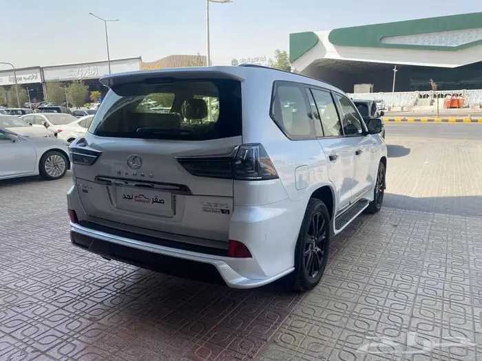 لكزس LX570 بلاك اديشن موديل 2020 5